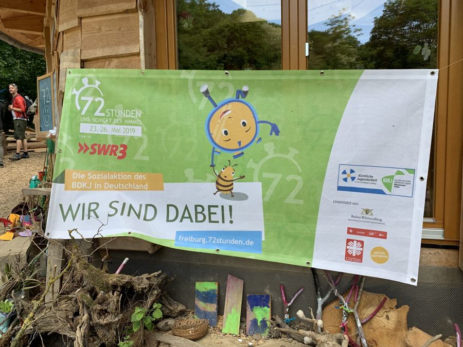 Banner der 72-Stunden-Aktion des BDKJ 2019 am Bauwagen: „Wir sind dabei!“